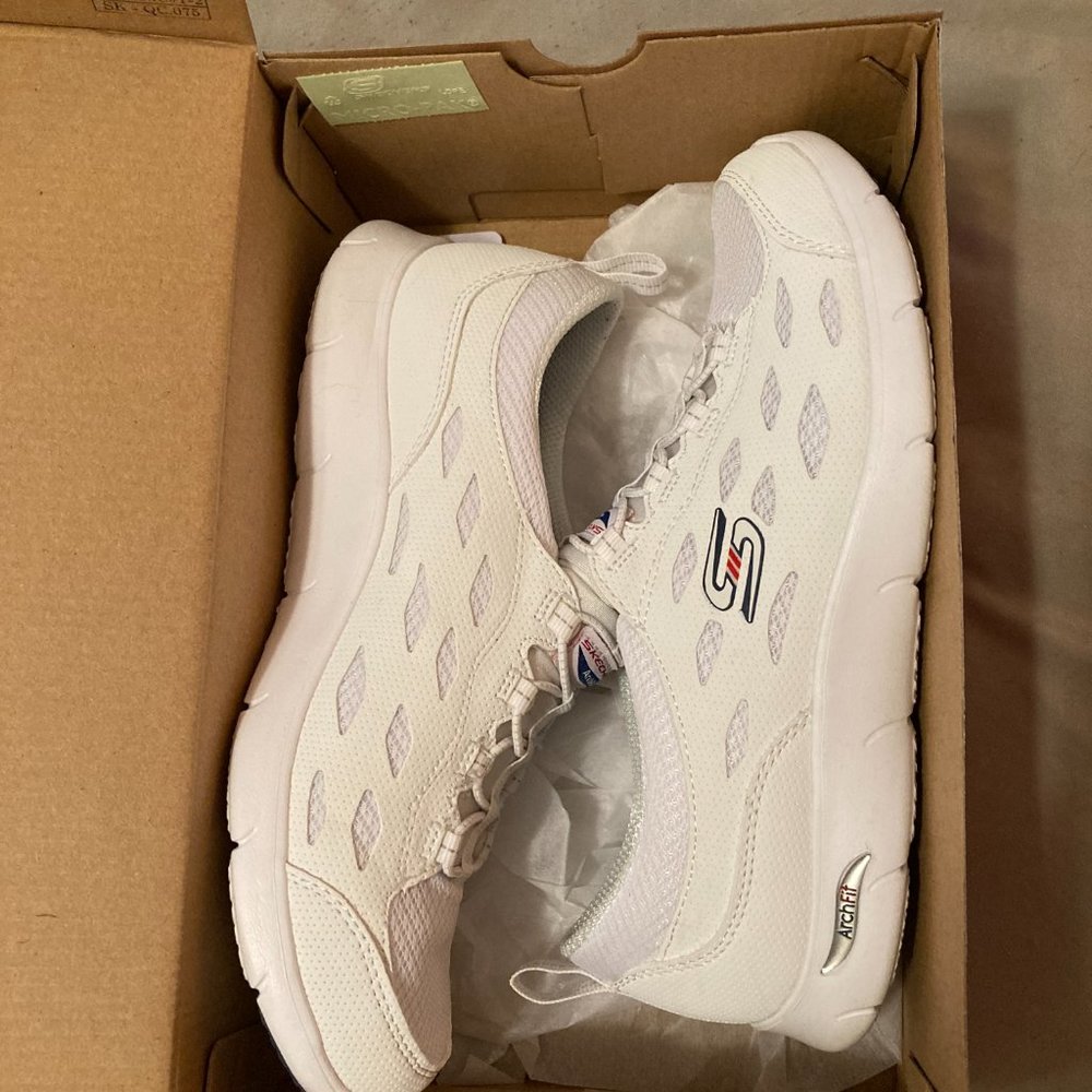 Skechers Arch Fit Refine Size 8M